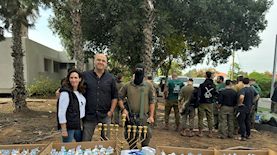 חלוקת סופגניות, צילום: פוני מסיקה